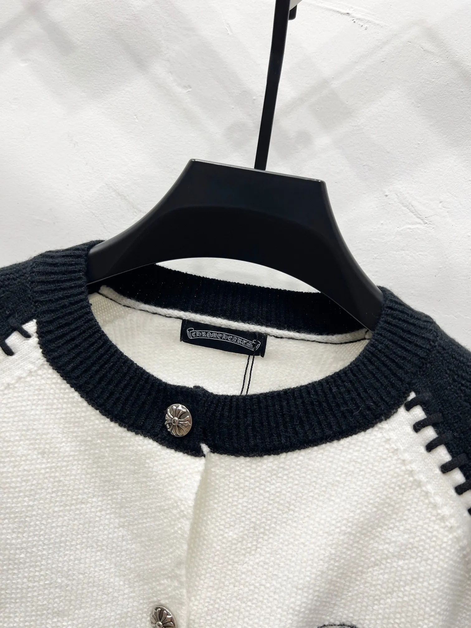 P290 Style No.: (Q079) ChromeHearts popular Chrome Hearts CH Sanskrit horseshoe cross embroidery button cardigan jacket raglan sleeve sweater, contrasting color splicing raglan round neck knitted sweater, unique knitting texture, soft and skin-friendly, classic pattern embroidery on the front and back. Retro chic. The contrasting color raglan sleeve design and the thick stitching craftsmanship at the joints make it look great when worn alone or layered! The fit is loose and slimming! Fashionable patchwork colored sweater, colorfully intertwined, with clear layers, warm and slimming. Whether worn alone or layered, you can easily control various styles and show your personal charm. The raglan sleeves are shoulder-width in contrasting colors and have ultra-detailed embroidery on the front and back, giving it a casual street feel. It looks great when worn alone! The sleeves are designed with contrasting colors and seams, and the round neck style reveals the neck and flatters the face shape! Wool blend knitted fabric, soft, comfortable and warm to the touch. Contrasting color design➕Loose fit, not flattering on your body shape and slimming, not to mention how easy it is to wear! Basic, versatile and fashionable classic! Black and white are versatile! Black and gray high-end! Couples get involved!  Color: black and white/black gray Size: S~M~L